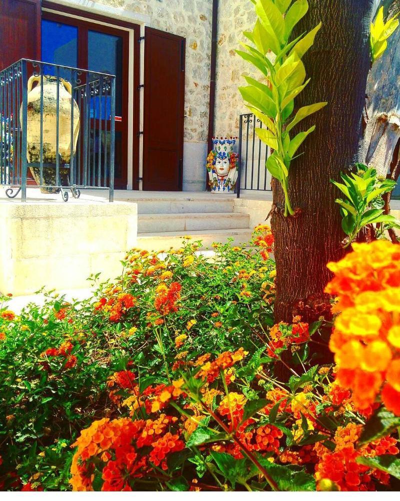 Borgo Giallonardo Wine Relais Realmonte Exterior photo